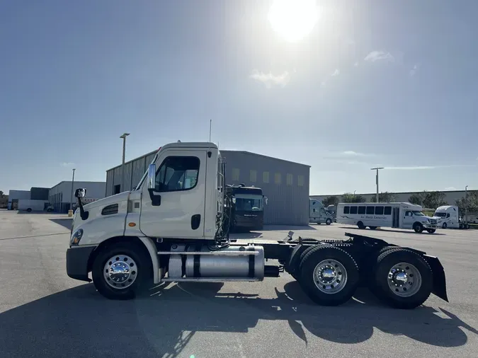 2015 FREIGHTLINER CASCADIA 113