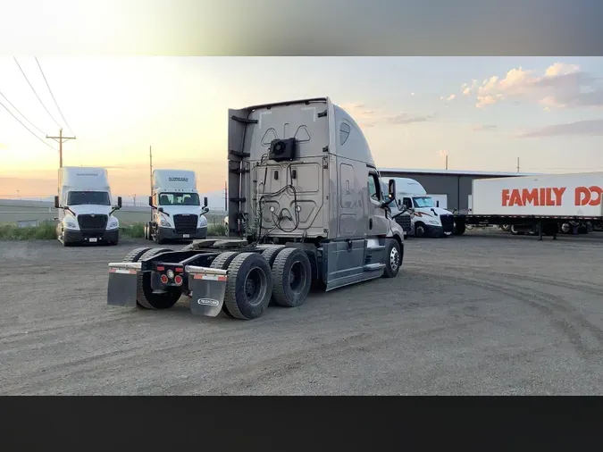 2021 Freightliner Cascadia 126