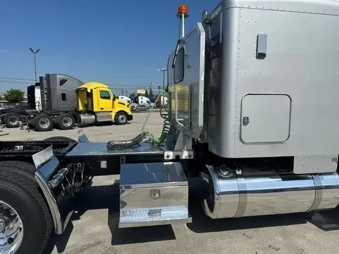 2020 Peterbilt 389