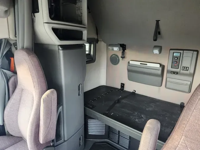 2021 VOLVO VNL64T740ee6f9e97a62803f44f732ac6fc52d7b4