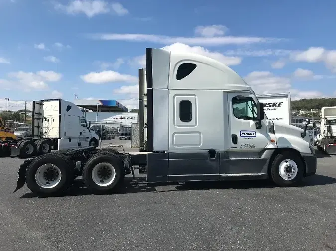 2018 Freightliner X12564ST