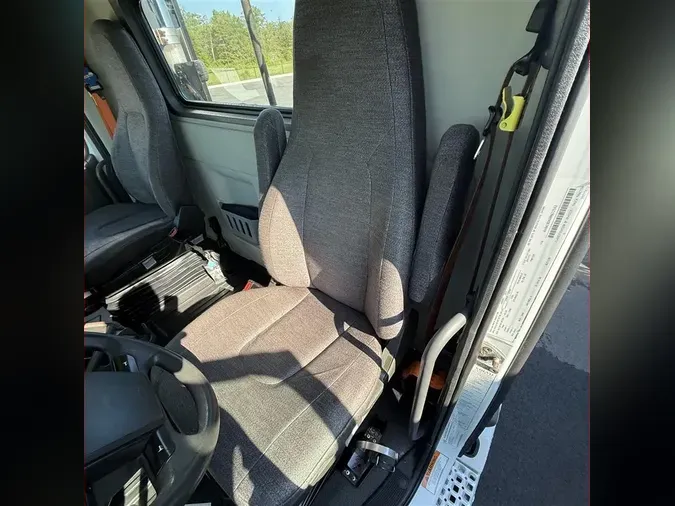 2023 VOLVO VNR64T300