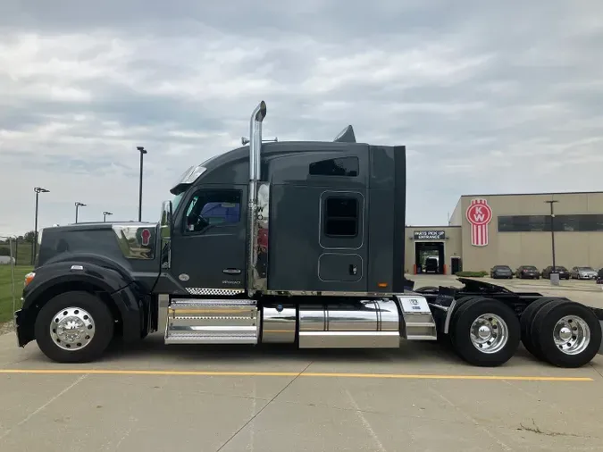 2024 Kenworth W990