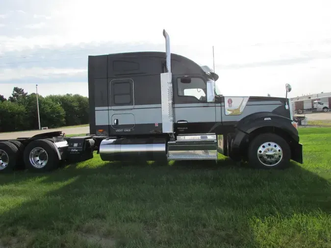 2023 Kenworth W990