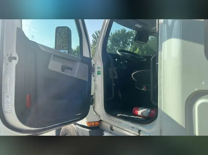 2021 Freightliner Cascadia 126