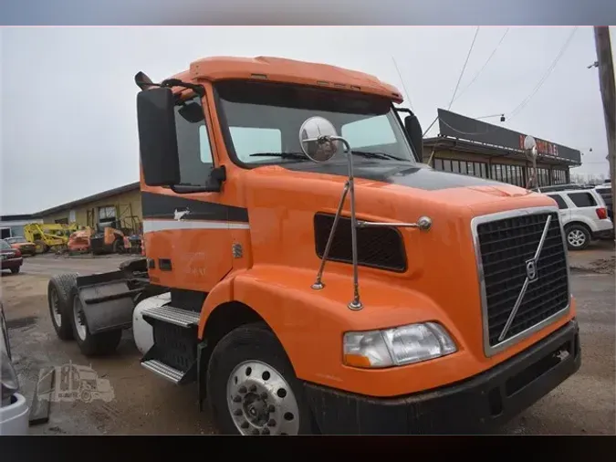 2015 VOLVO VNM64T200