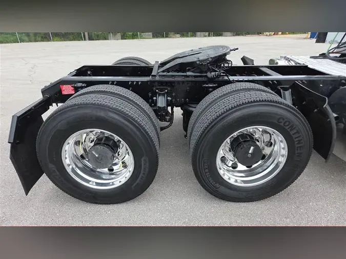 2021 VOLVO VNR64T300