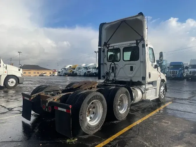 2017 Freightliner X12564ST