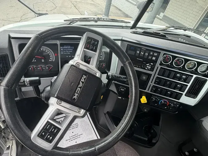 2021 MACK AN64T