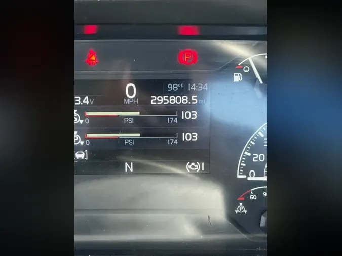 2019 VOLVO VNL64T-300