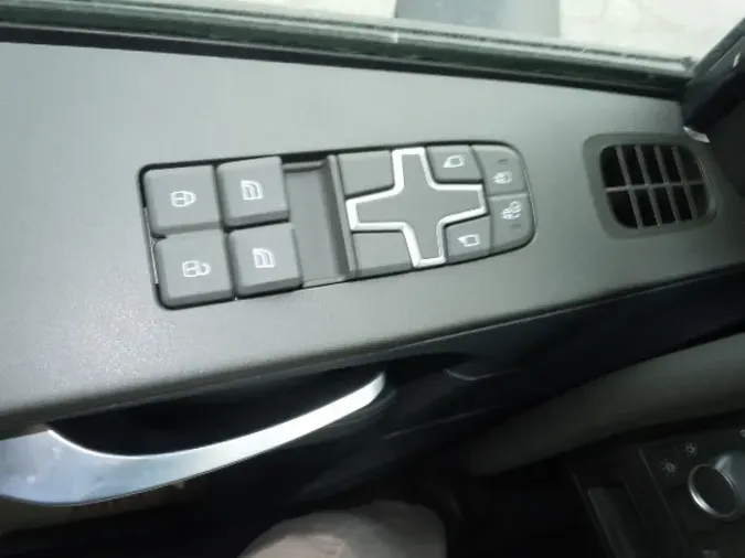 2025 VOLVO VNL64Tv04