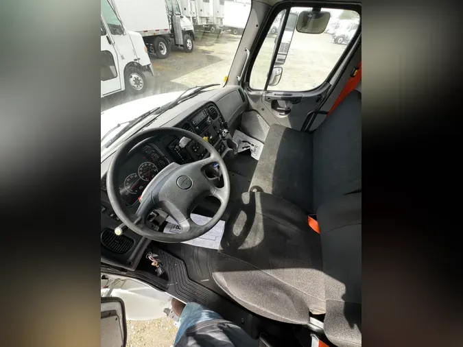 2018 FREIGHTLINER/MERCEDES M2 106