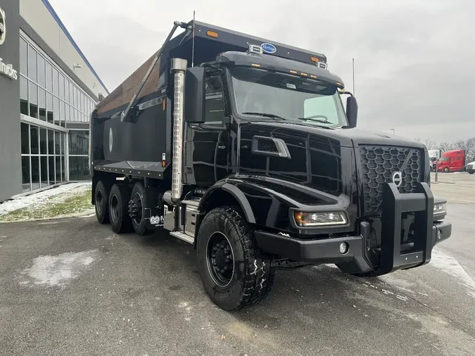 2026 VOLVO VHD64B300