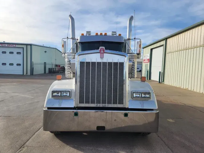 2023 Kenworth W900L