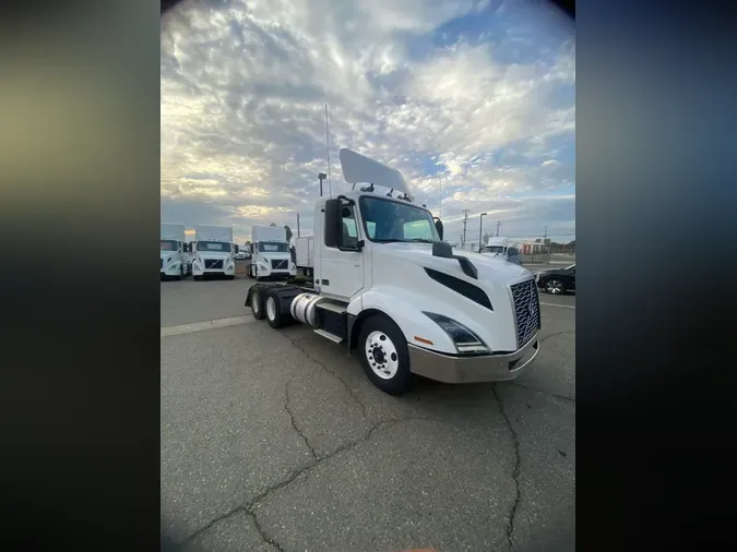 2019 VOLVO VNL64T-300