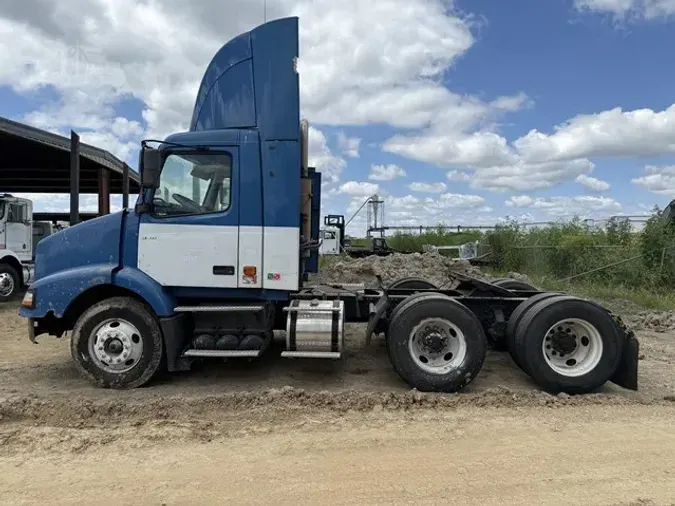 2006 VOLVO VNM64T200