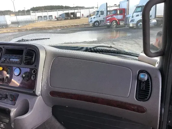 2017 Freightliner M211264S