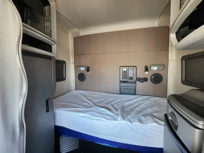 2025 VOLVO VNL64T740eef3aec7e4d8371bd7c51da6ee8d03b2