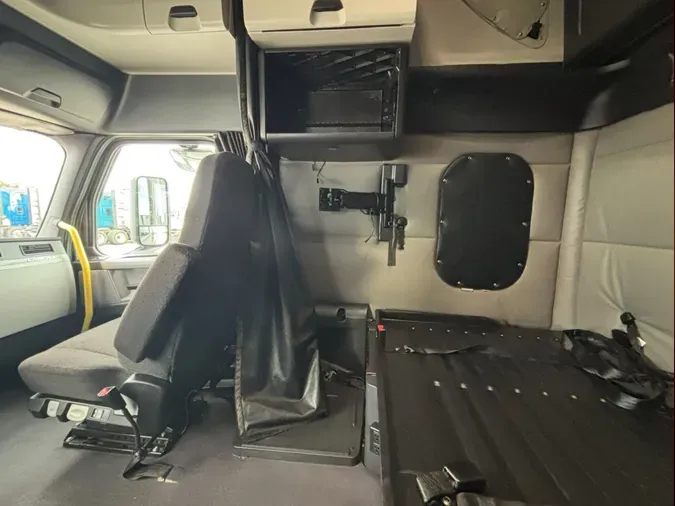 2021 Freightliner Cascadia 126