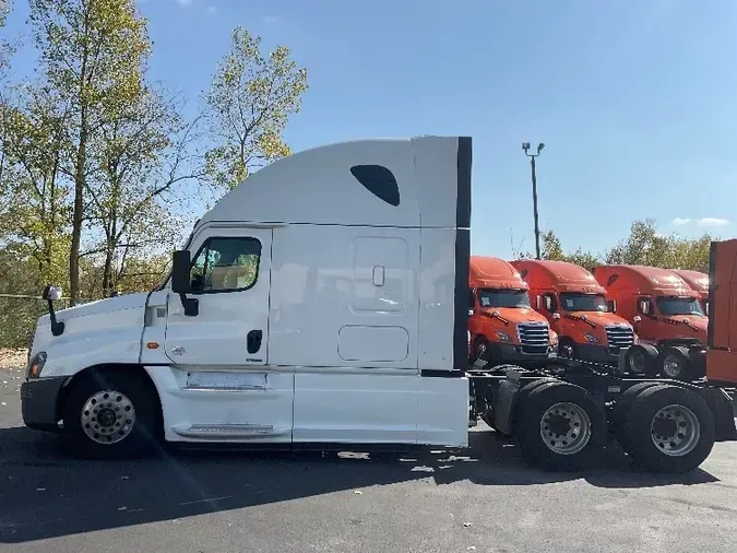 2019 Freightliner X12564ST