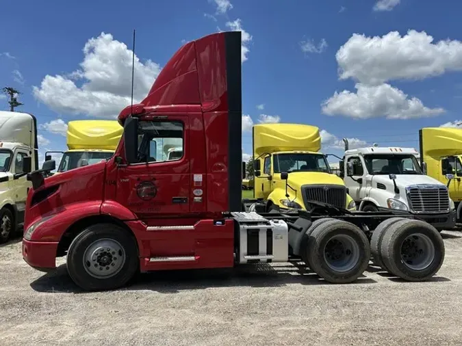 2019 VOLVO VNR64T300