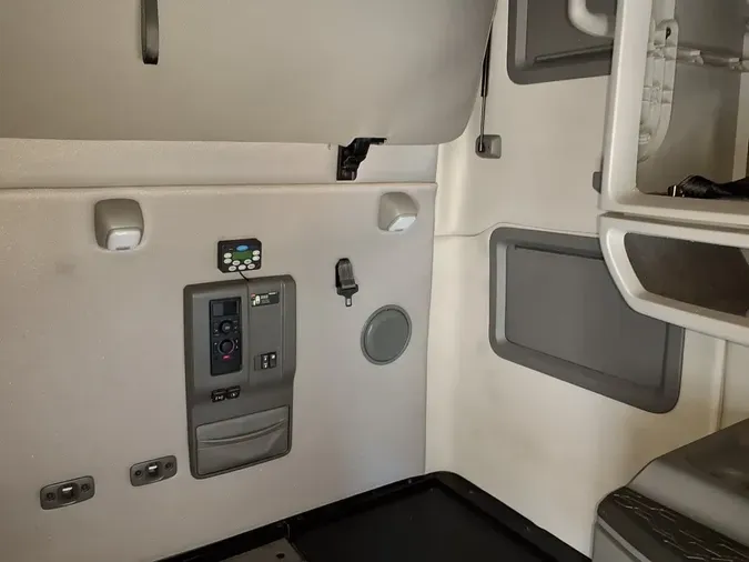 2021 VOLVO VNL64T-760