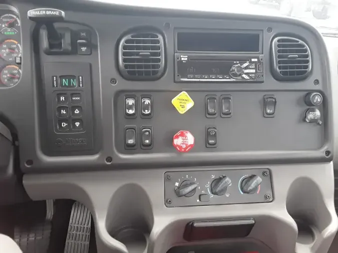 2018 FREIGHTLINER M2 106
