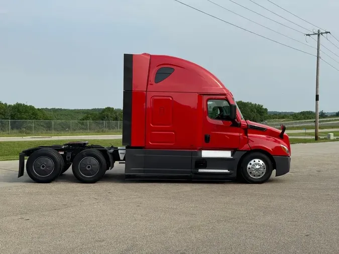 2022 FREIGHTLINER Cascadia 126