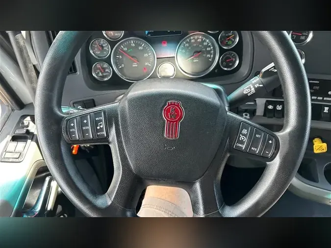 2022 KENWORTH T880