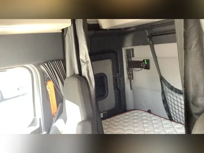 2020 Freightliner Cascadia 126