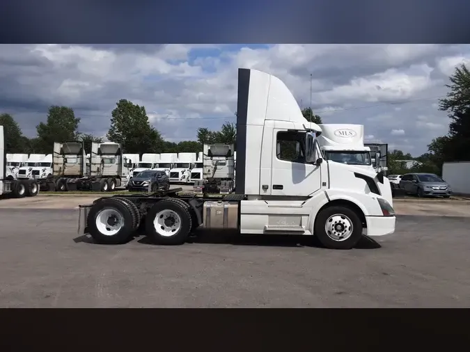 2017 Volvo VNL300