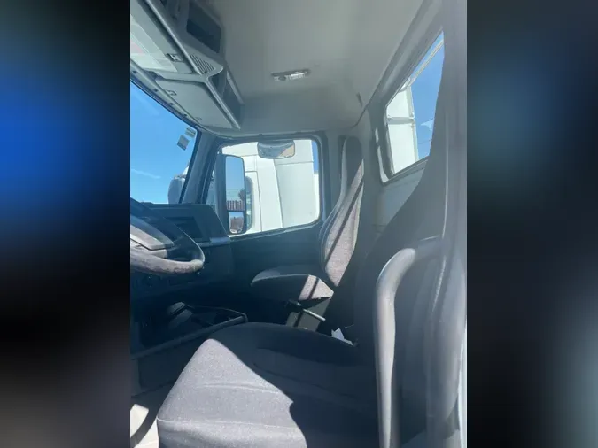2018 VOLVO VNL64T-300