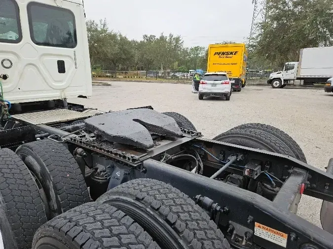 2017 Freightliner X12564ST