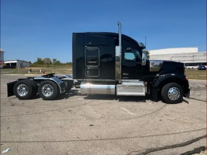 2024 Kenworth W990