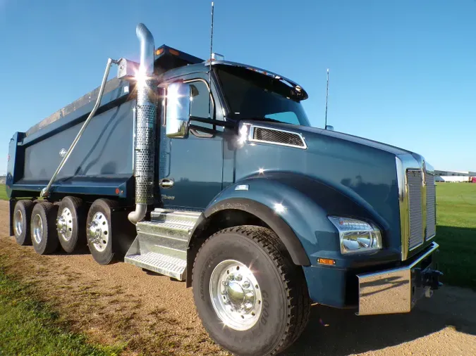 2025 Kenworth T880