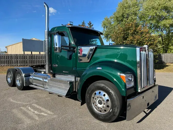 2022 Kenworth W990