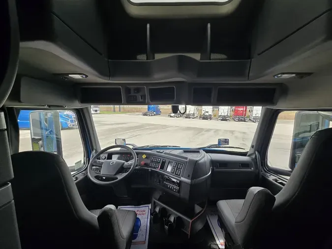 2025 VOLVO VNL64T860