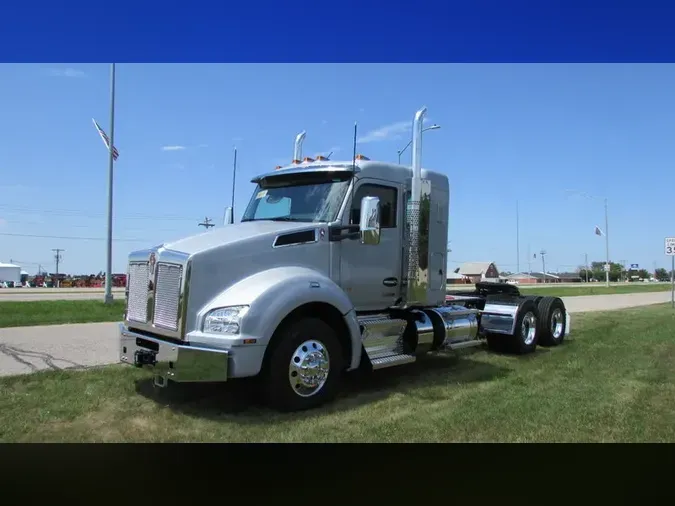 2025 Kenworth T880