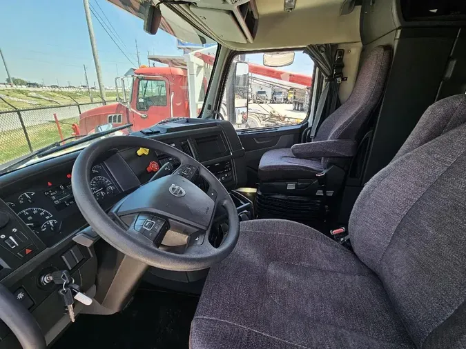 2023 VOLVO VNL64T860