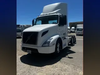 2018 VOLVO VNL64T-300