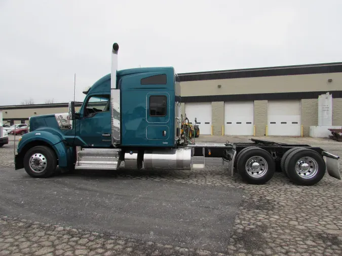 2023 Kenworth W990