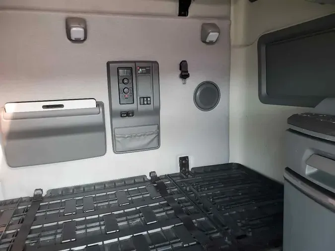 2023 VOLVO VNL64T760