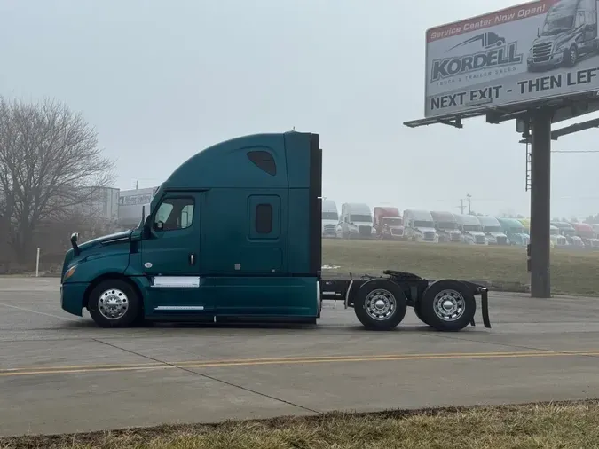 2022 FREIGHTLINER Cascadia 126