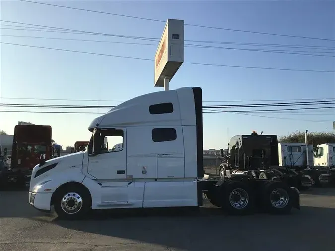 2021 VOLVO VNL760