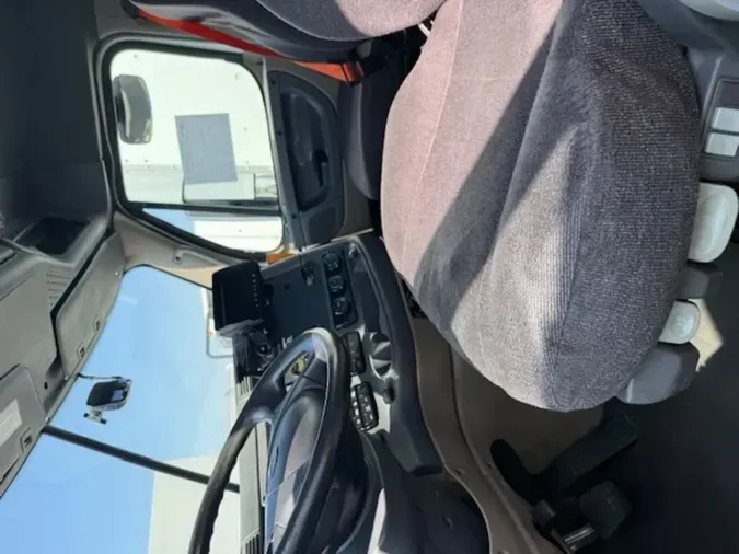2017 FREIGHTLINER/MERCEDES CASCADIA 113