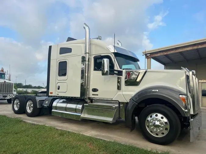 2023 Kenworth W990