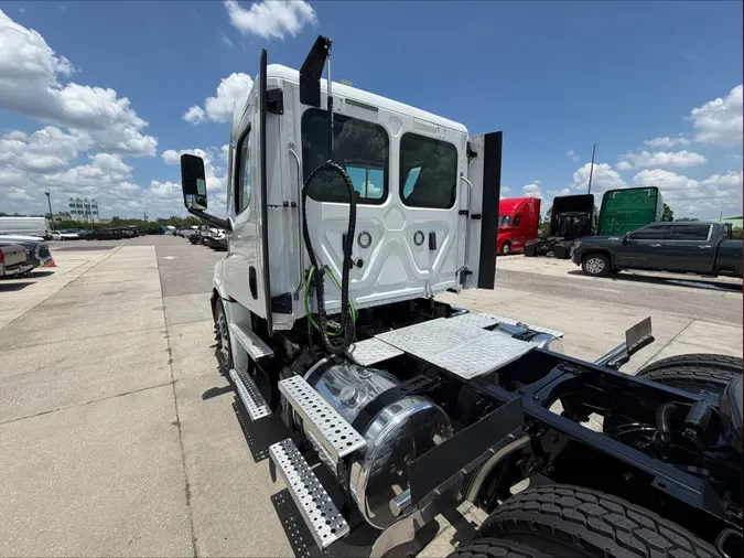 2020 Freightliner Cascadia 126efb5956707a6b3796336ee33c45333b1