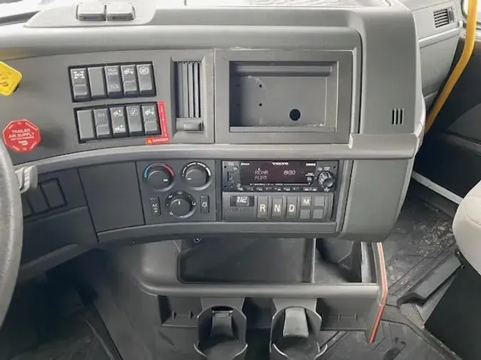 2023 Volvo VNR64T400