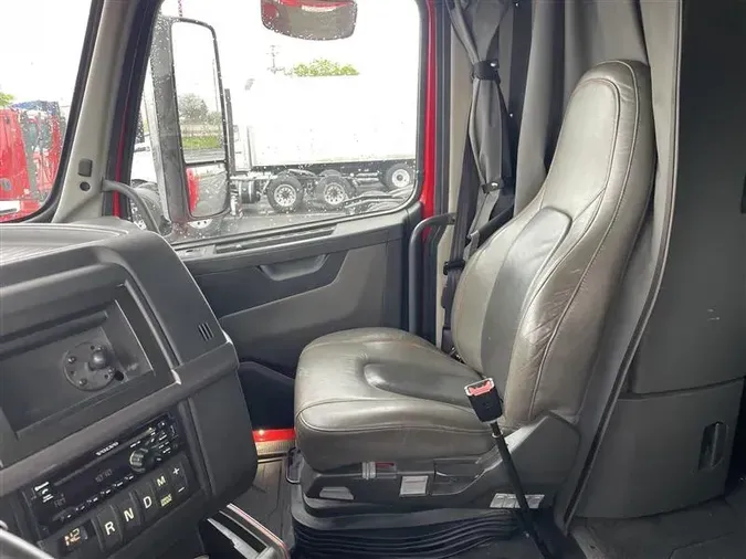 2021 VOLVO VNL740