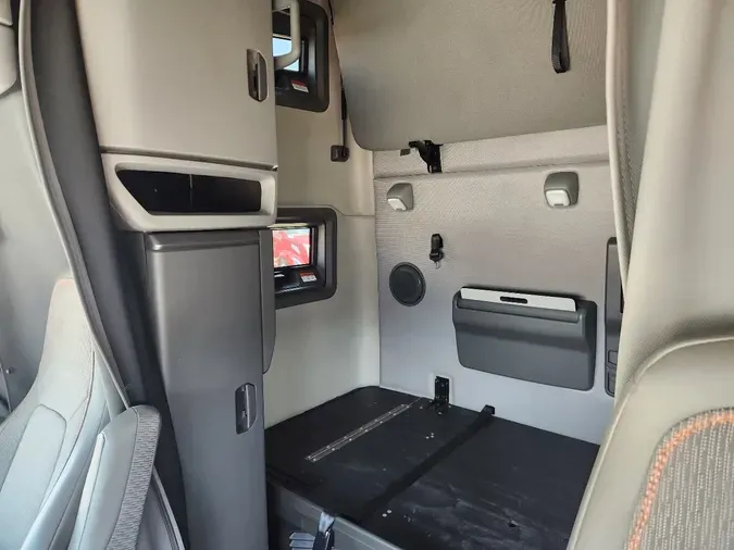 2024 VOLVO VNL64T760